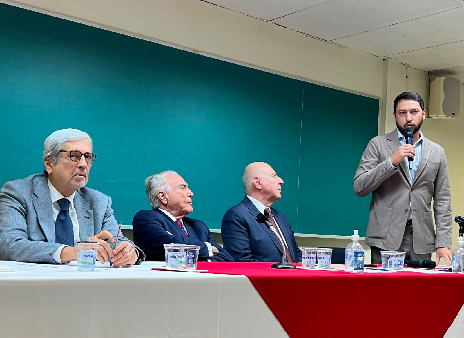Michel Temer, Marco Vinholi e demais convidados na mesa principal do evento no Sindicato dos Engenheiros, em São Paulo